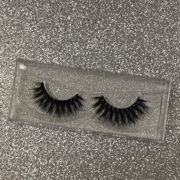 Lashes - Picture 3 of 3